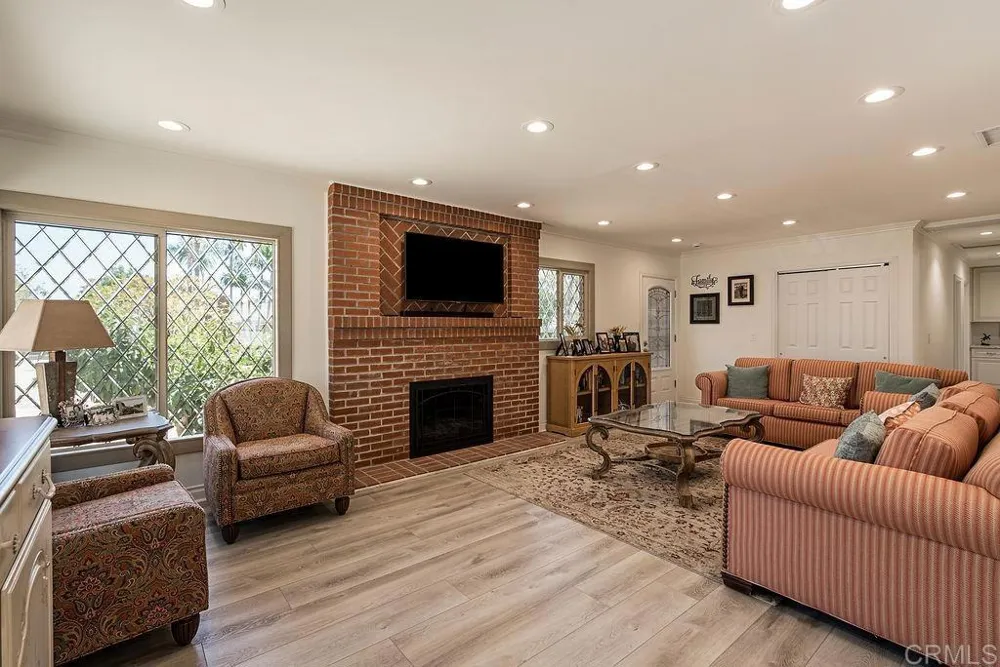 453 W Laurel Avenue Glendora, CA 91741