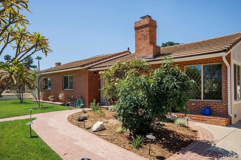 453 W Laurel Avenue Glendora, CA 91741