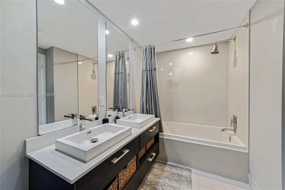 45 SW 9th St #3405 Miami, FL 33130
