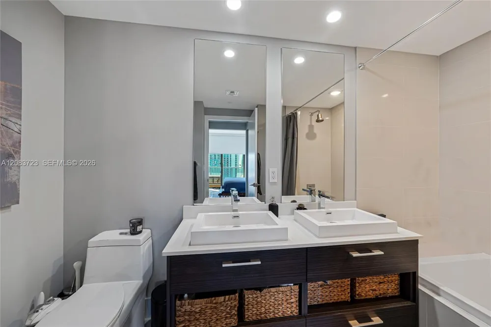 45 SW 9th St #3405 Miami, FL 33130