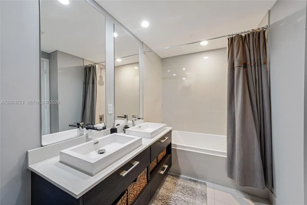 45 SW 9th St #3405 Miami, FL 33130