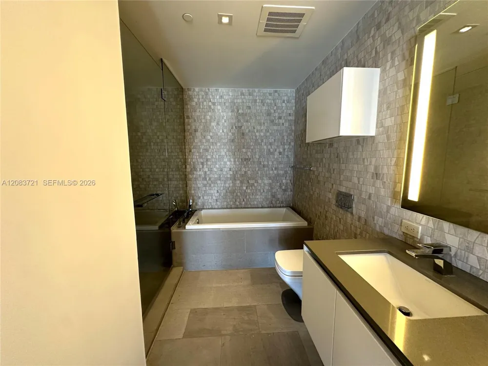 88 SW 7th St #2806 Miami, FL 33130