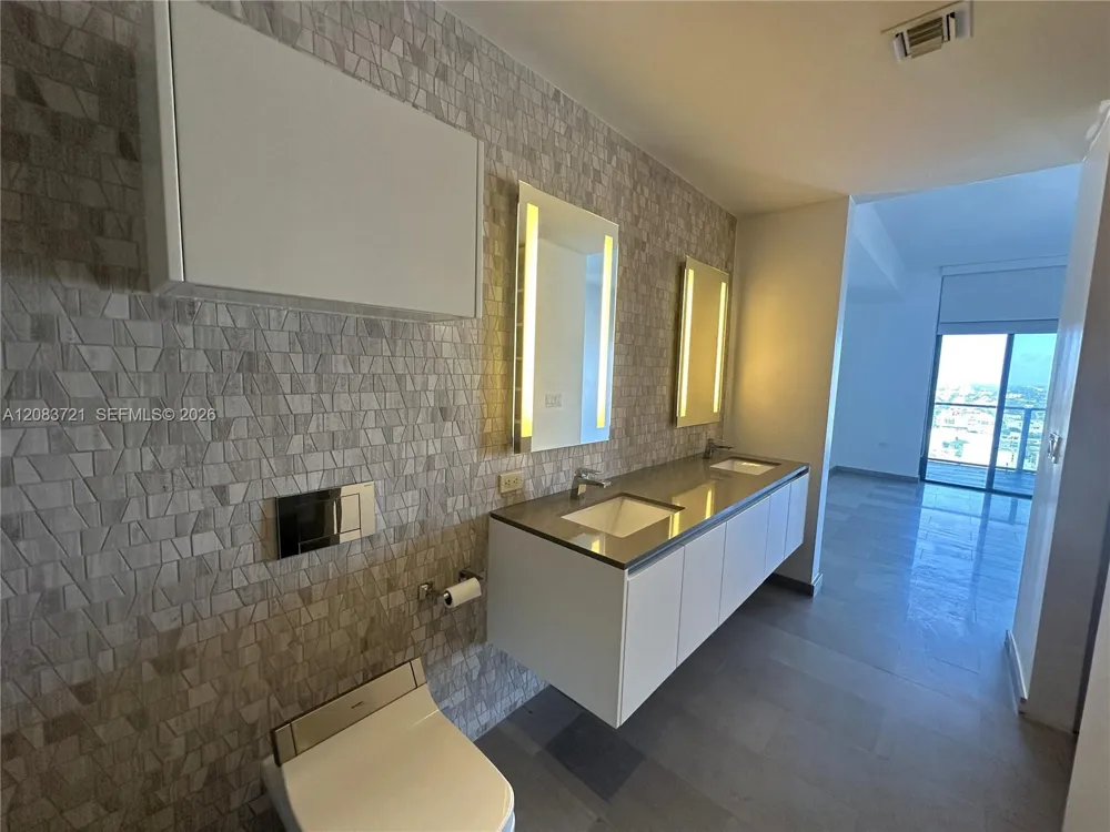 88 SW 7th St #2806 Miami, FL 33130