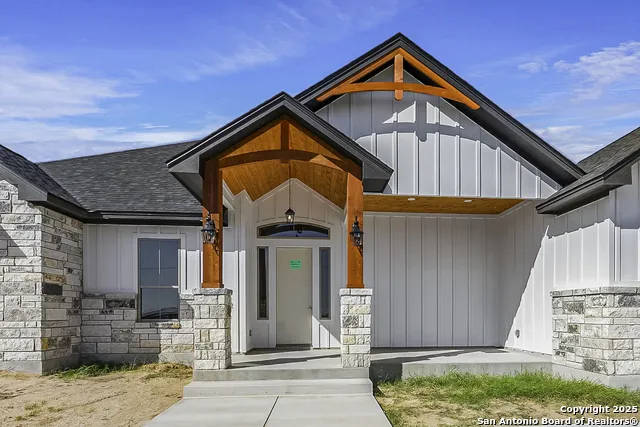 104 Estates La Vernia, TX 78121