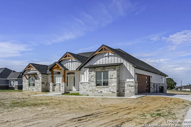 104 Estates La Vernia, TX 78121