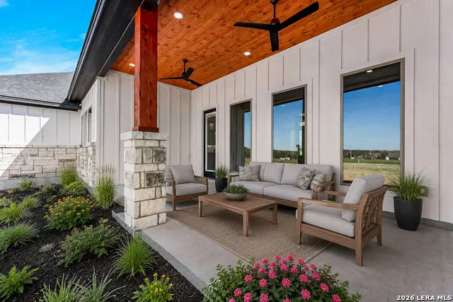 104 Estates La Vernia, TX 78121