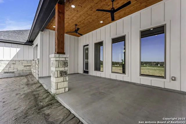 104 Estates La Vernia, TX 78121