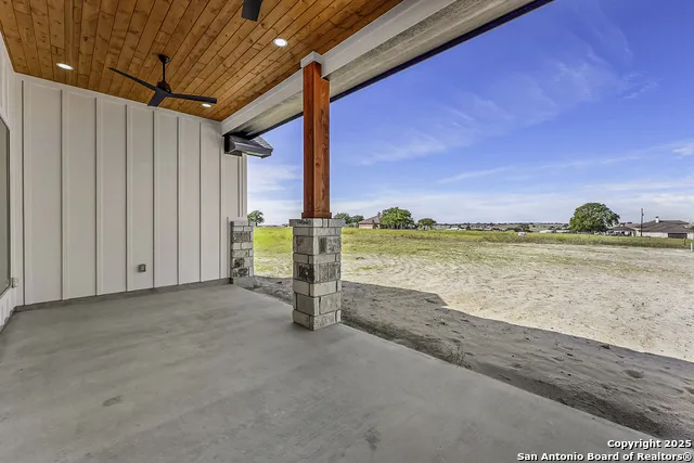 104 Estates La Vernia, TX 78121
