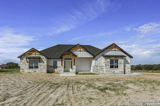 104 Estates La Vernia, TX 78121