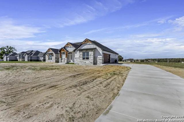 104 Estates La Vernia, TX 78121