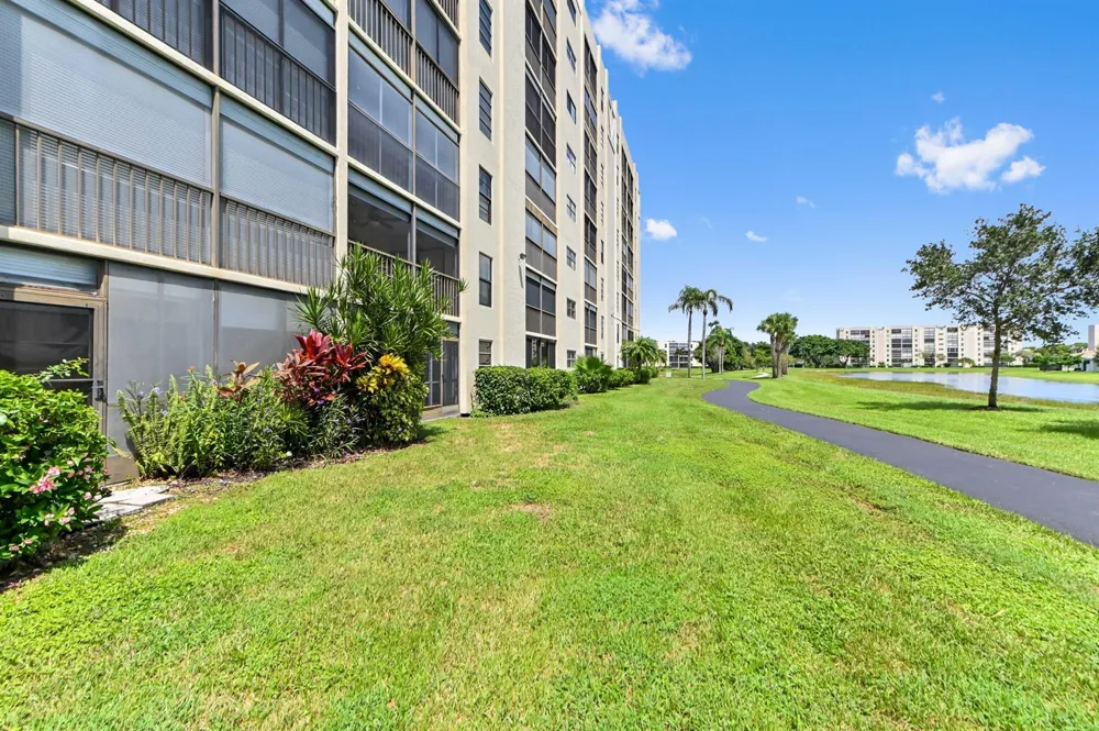 7260 KINGHURST DRIVE #106 Delray Beach, FL 33446