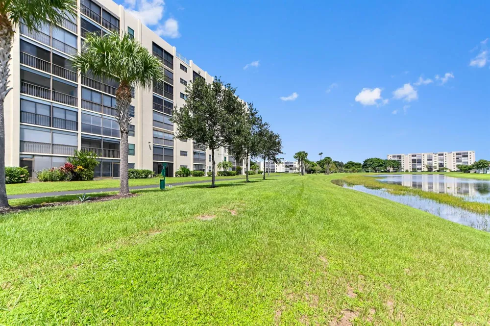 7260 KINGHURST DRIVE #106 Delray Beach, FL 33446
