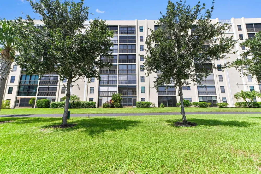 7260 KINGHURST DRIVE #106 Delray Beach, FL 33446