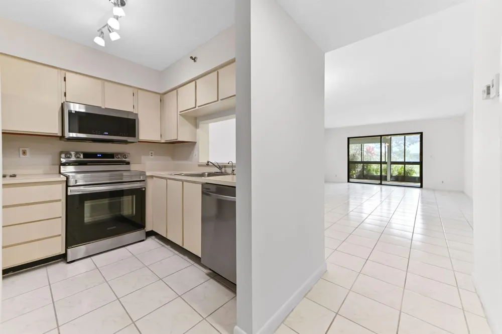 7260 KINGHURST DRIVE #106 Delray Beach, FL 33446