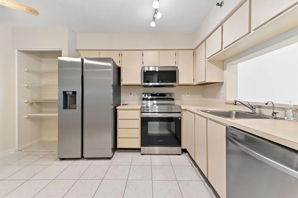 7260 KINGHURST DRIVE #106 Delray Beach, FL 33446