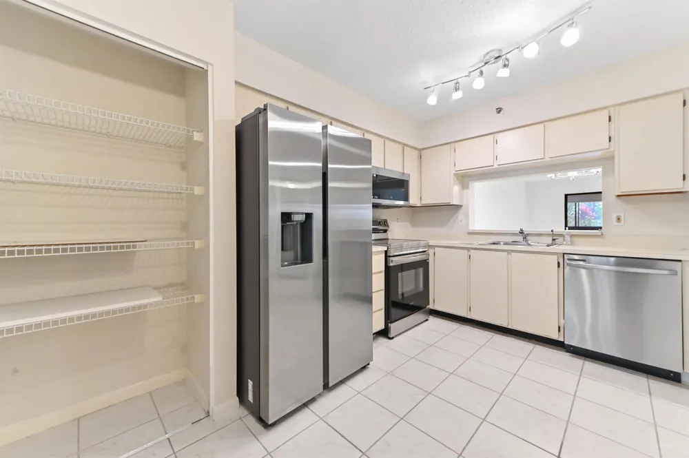 7260 KINGHURST DRIVE #106 Delray Beach, FL 33446