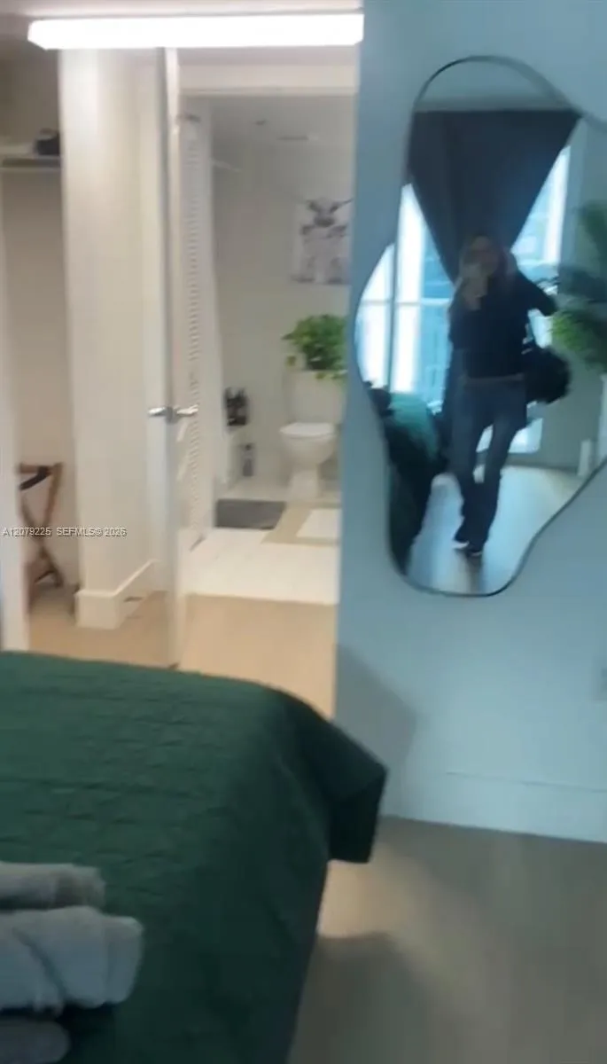 1200 Brickell Bay Dr #3318 Miami, FL 33131