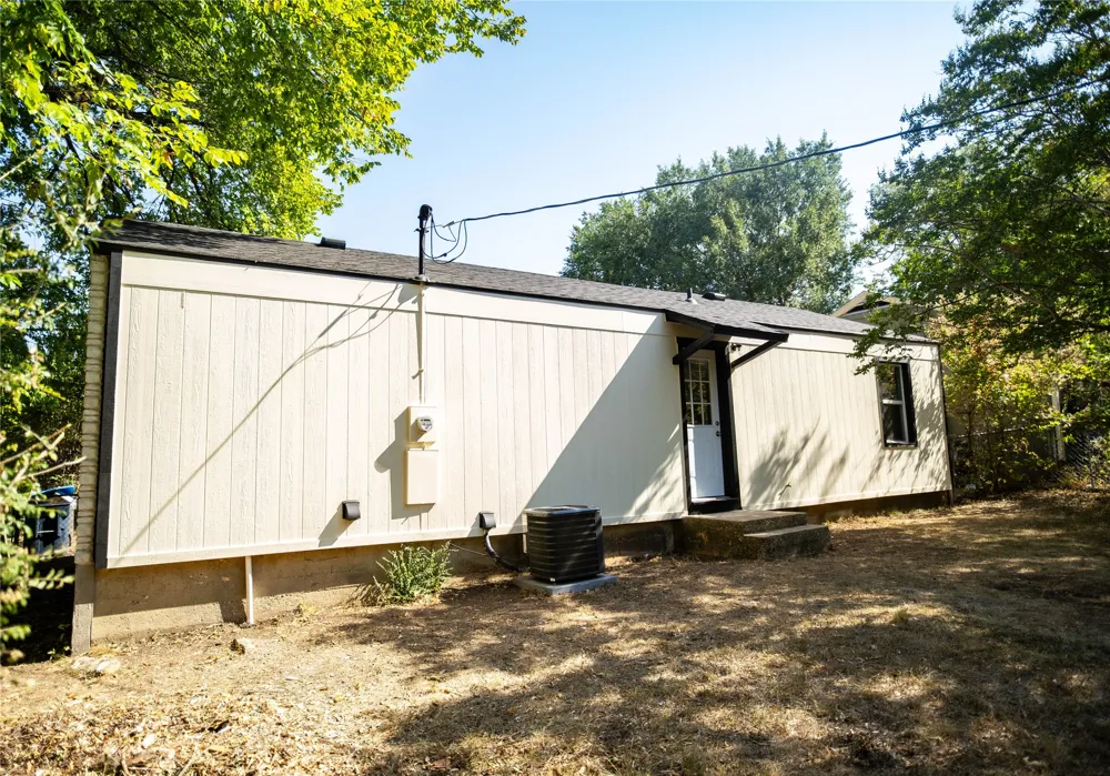2720 Hanger Avenue Fort Worth, TX 76105