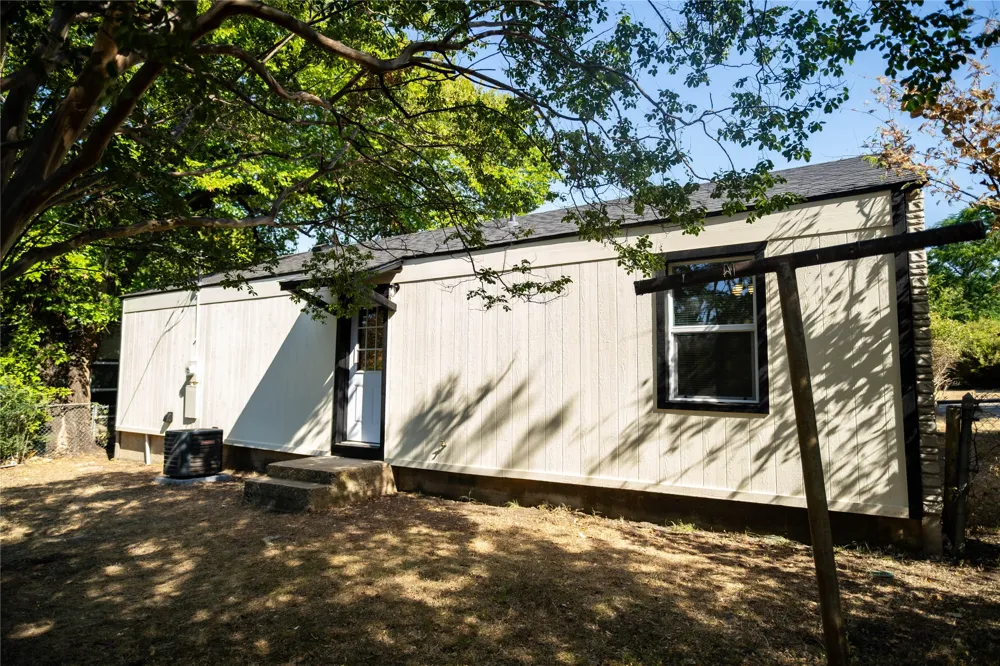 2720 Hanger Avenue Fort Worth, TX 76105