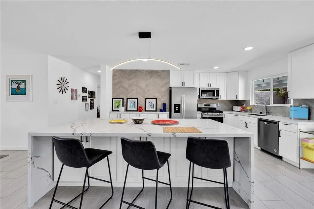 38053 Chris Drive Cathedral City, CA 92234