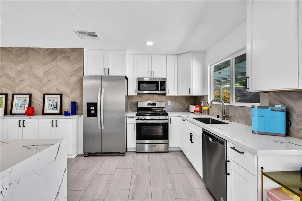 38053 Chris Drive Cathedral City, CA 92234