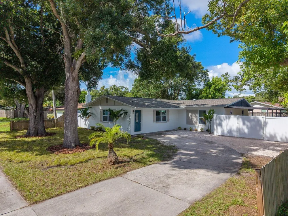 8122 LARK STREET Seminole, FL 33777