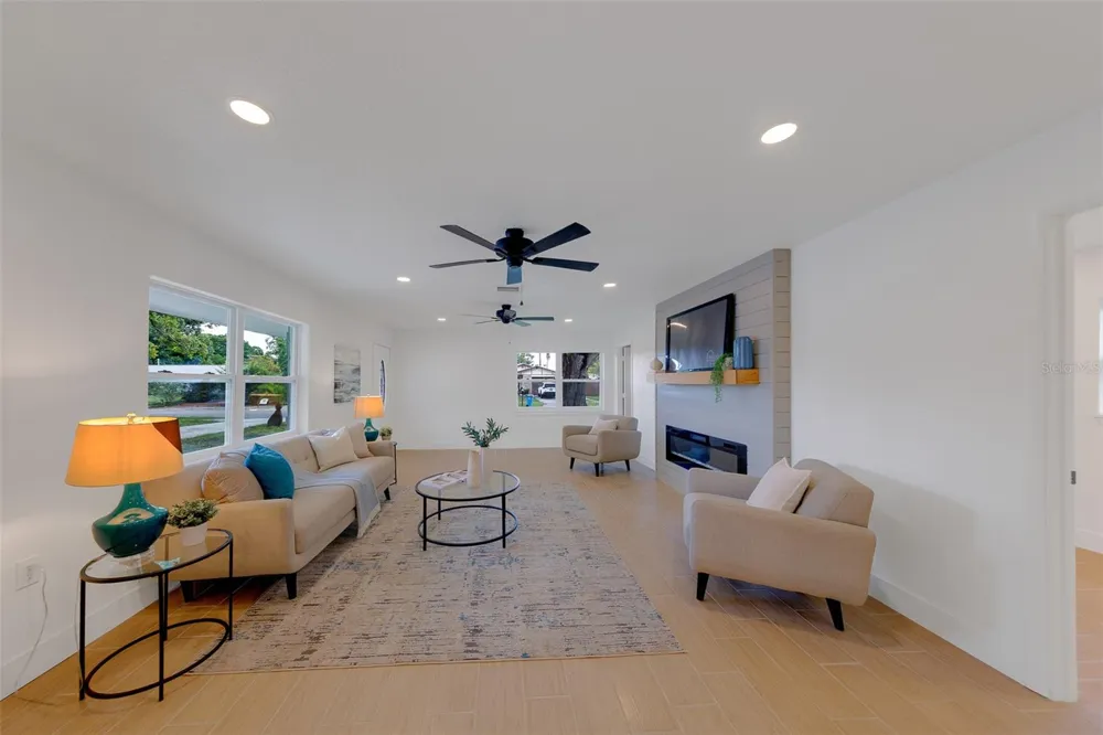 8122 LARK STREET Seminole, FL 33777