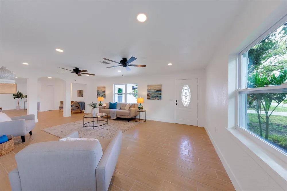 8122 LARK STREET Seminole, FL 33777
