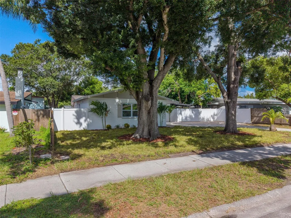 8122 LARK STREET Seminole, FL 33777