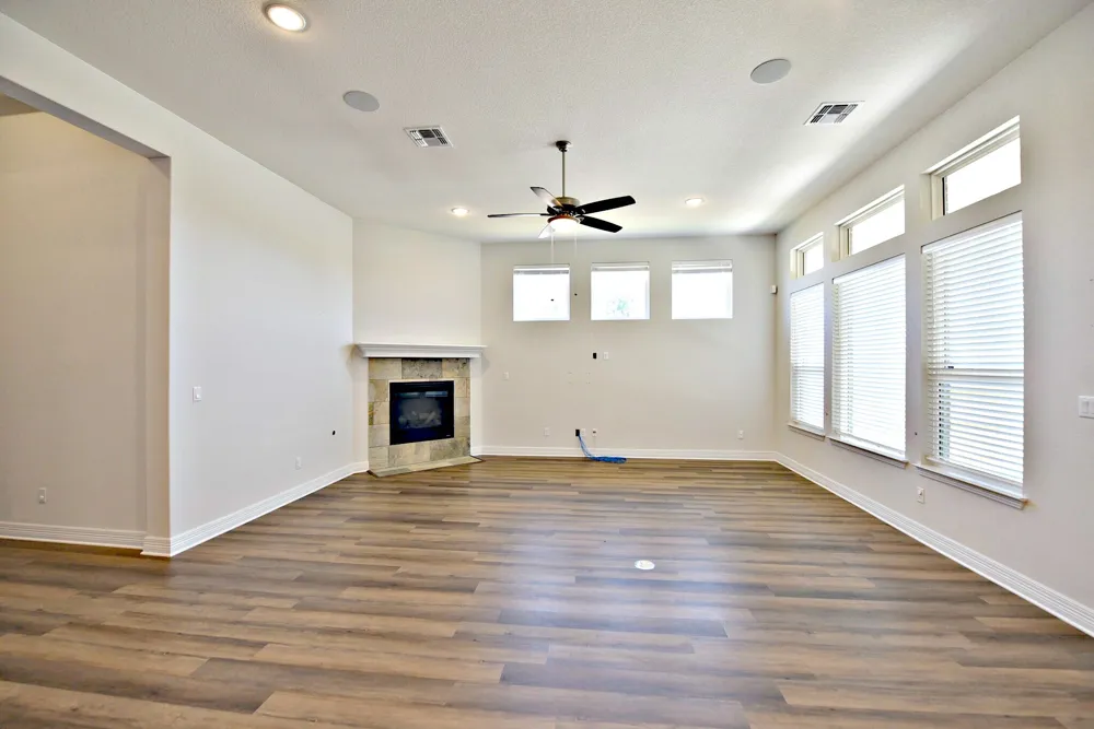 2220 Airport Drive Leander, TX 78641