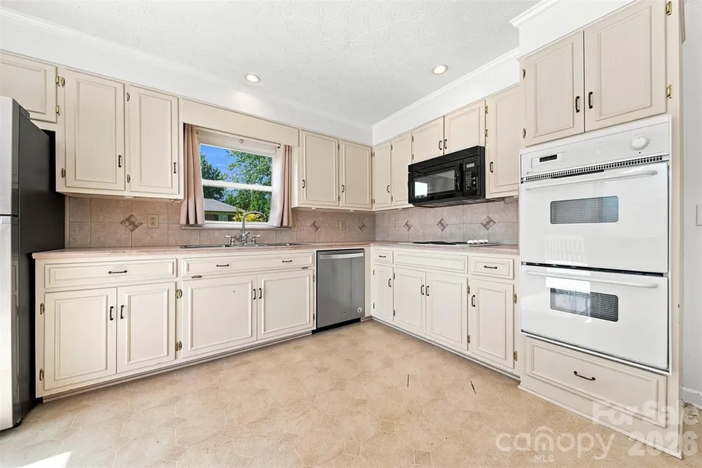 2796 Lakeview Drive Lenoir, NC 28645
