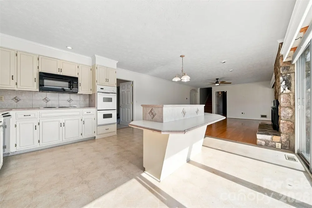 2796 Lakeview Drive Lenoir, NC 28645