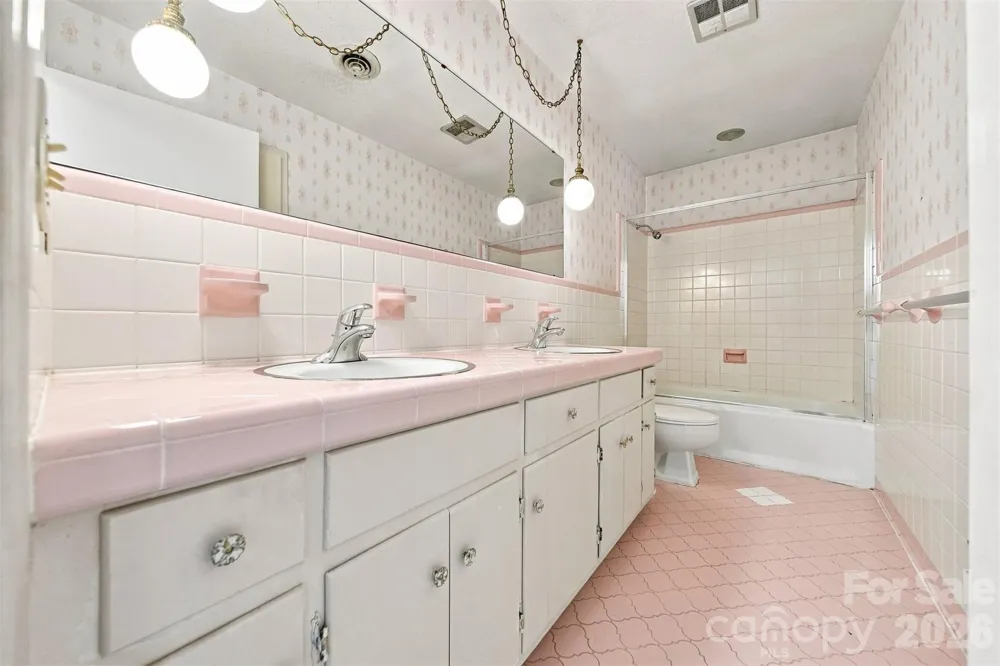 2796 Lakeview Drive Lenoir, NC 28645