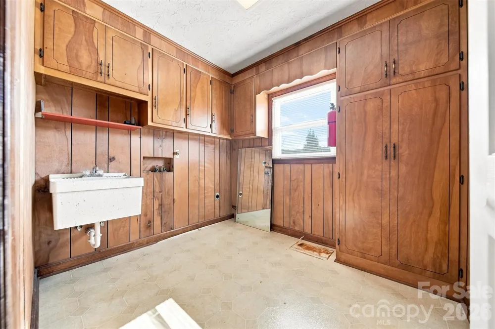 2796 Lakeview Drive Lenoir, NC 28645