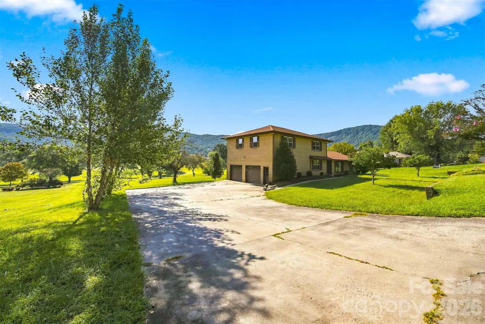 2796 Lakeview Drive Lenoir, NC 28645