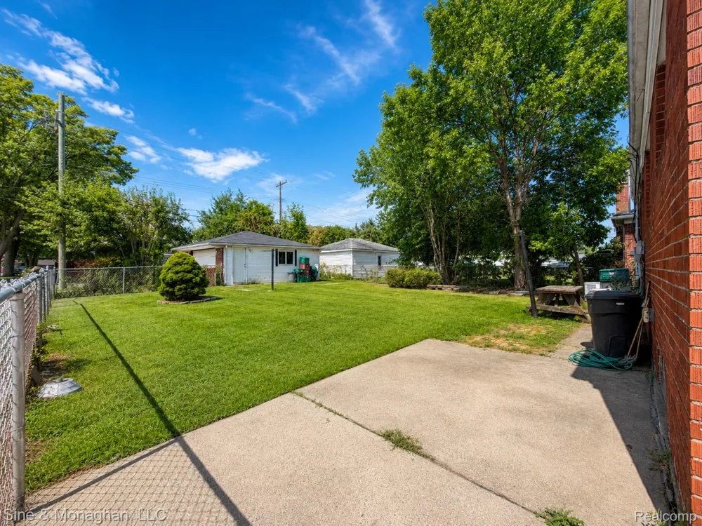 24805 Johnston Avenue Eastpointe City, MI 48021