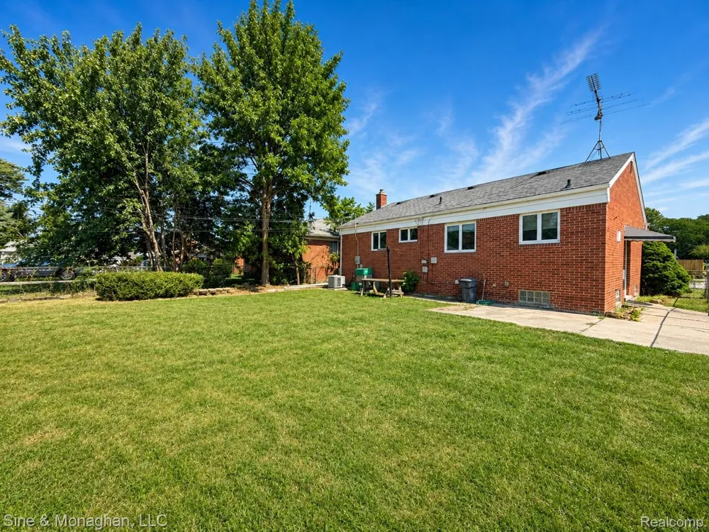 24805 Johnston Avenue Eastpointe City, MI 48021