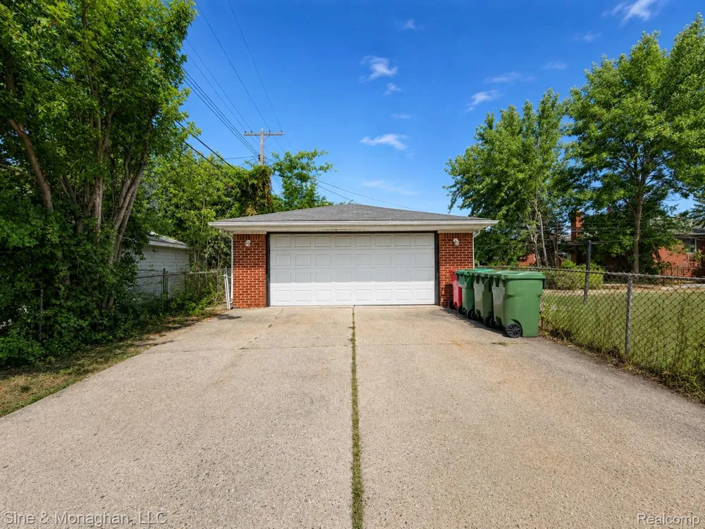 24805 Johnston Avenue Eastpointe City, MI 48021