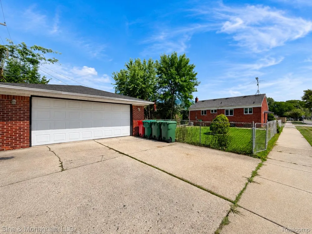 24805 Johnston Avenue Eastpointe City, MI 48021