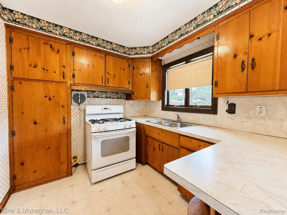 24805 Johnston Avenue Eastpointe City, MI 48021