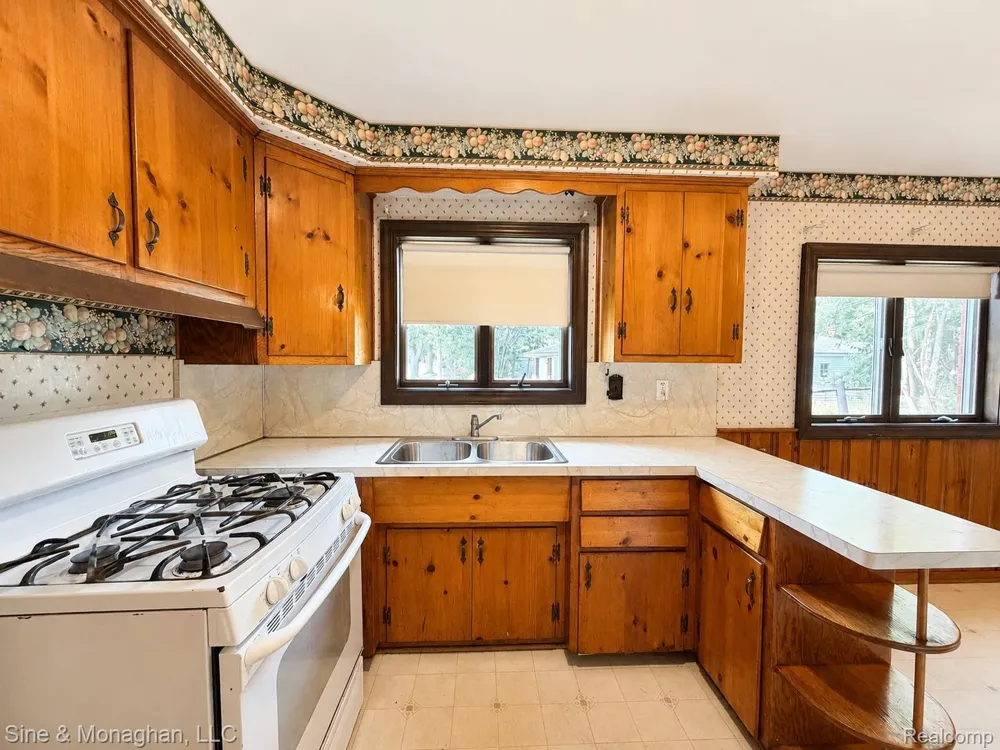24805 Johnston Avenue Eastpointe City, MI 48021