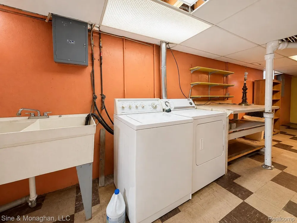 24805 Johnston Avenue Eastpointe City, MI 48021