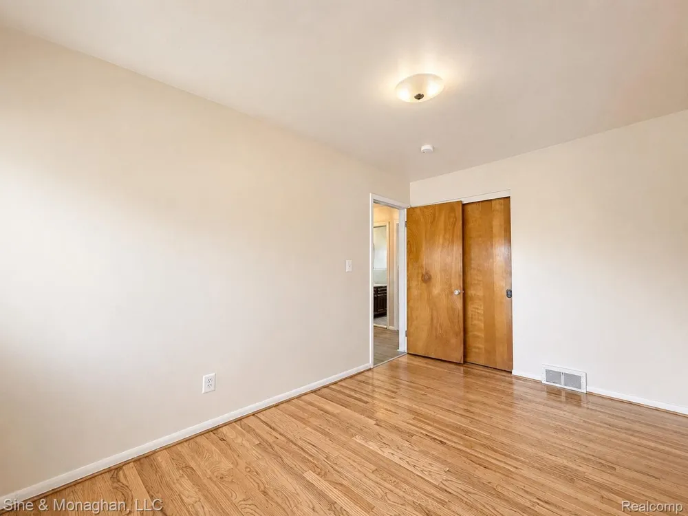 24805 Johnston Avenue Eastpointe City, MI 48021
