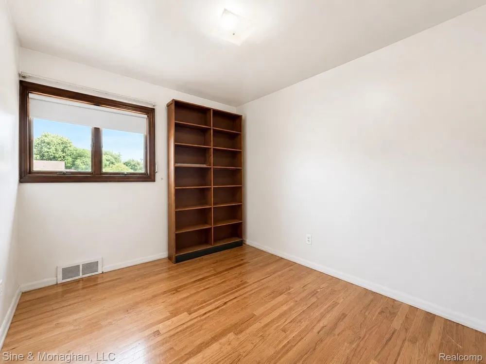 24805 Johnston Avenue Eastpointe City, MI 48021