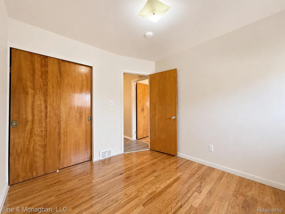 24805 Johnston Avenue Eastpointe City, MI 48021