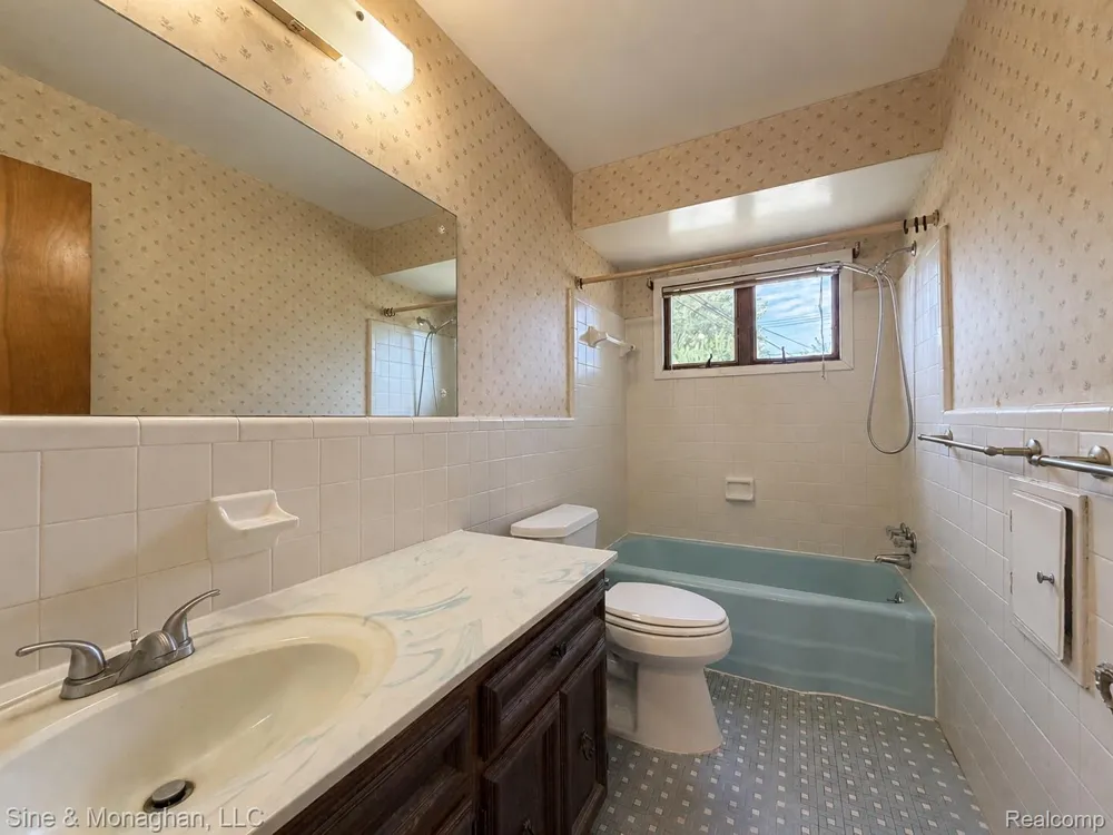 24805 Johnston Avenue Eastpointe City, MI 48021