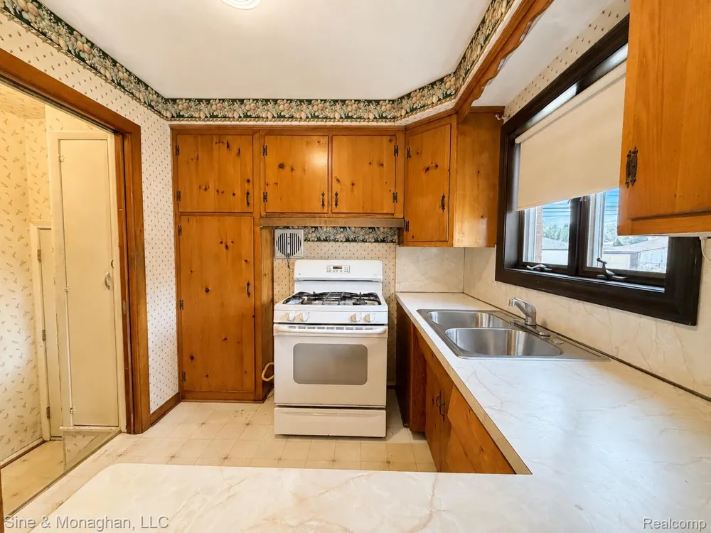 24805 Johnston Avenue Eastpointe City, MI 48021