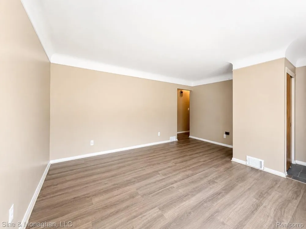 24805 Johnston Avenue Eastpointe City, MI 48021