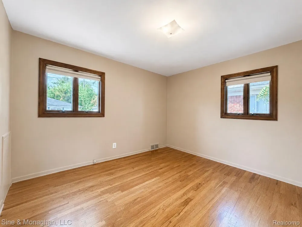 24805 Johnston Avenue Eastpointe City, MI 48021