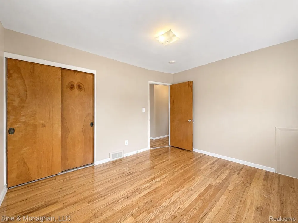 24805 Johnston Avenue Eastpointe City, MI 48021